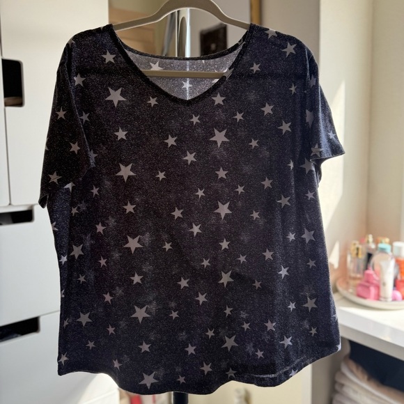 NWOT Gray Blueish White Stars Patterned Short Sleeve Top Shirt - Picture 4 of 4